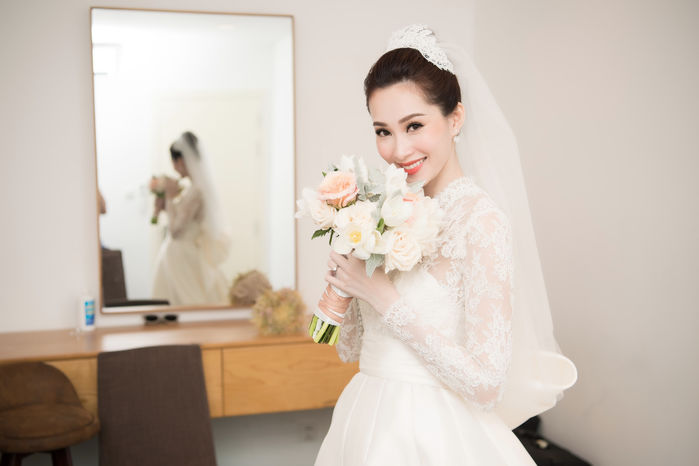Váy cưới trăm triệu của Tóc Tiên, Thu Thảo đụng hàng sao quốc tế