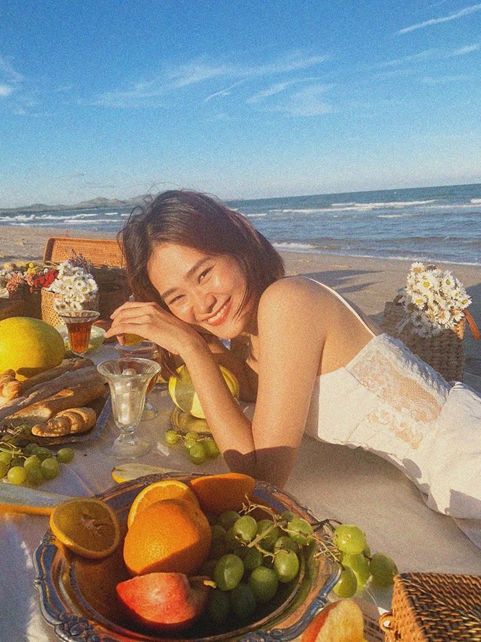 Có kiểu con gái: người yêu sờ sờ ở đó mà vẫn đăng status thả thính