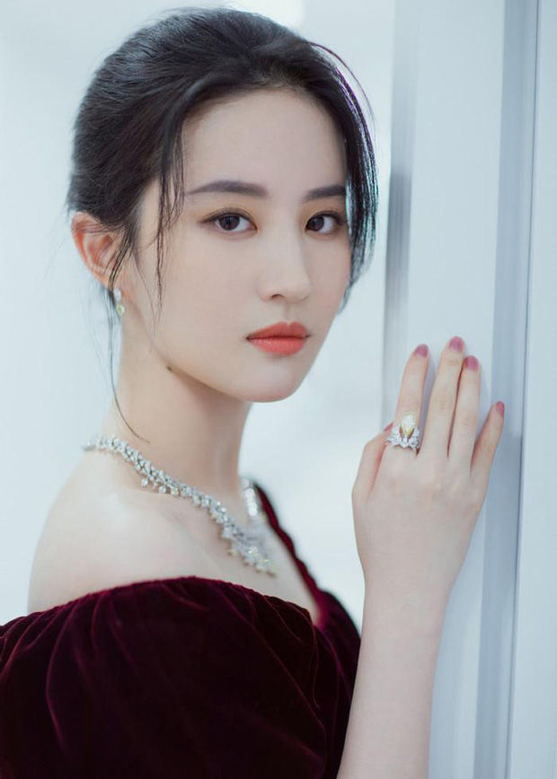 Ảnh thơ ấu của mỹ nhân Châu Á: IU, Lưu Diệc Phi đẹp tựa tiểu thư nhí