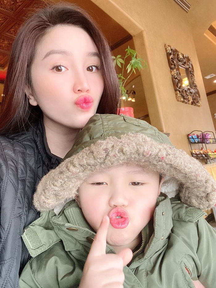 Con gái Quyền Linh xinh như Hoa khôi, Đông Nhi tựa vào ông xã để ngủ