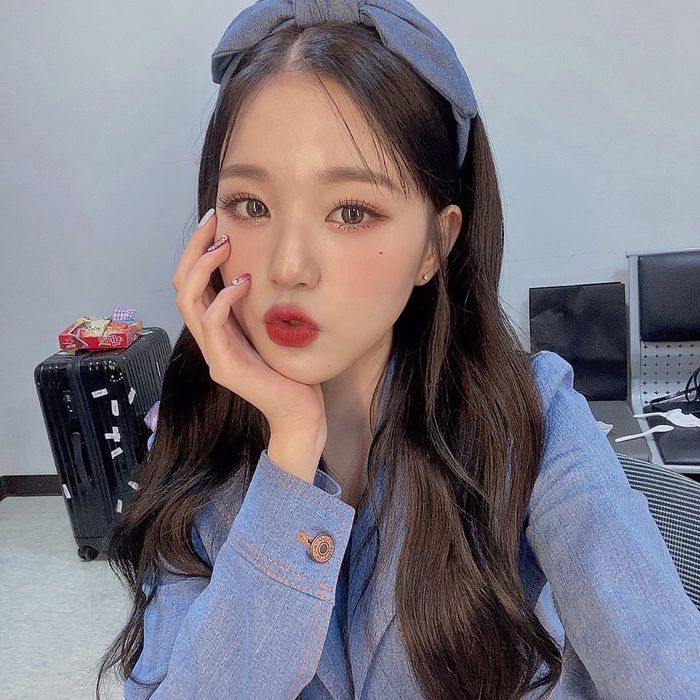 Sao Kpop sủng băng đô, chun cột tóc nơ to: Irene, Lisa đua nhau diện