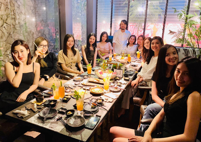 Bà bầu Hoàng Oanh đẹp rực rỡ, Đức Phúc theo trend chụp với máy giặt