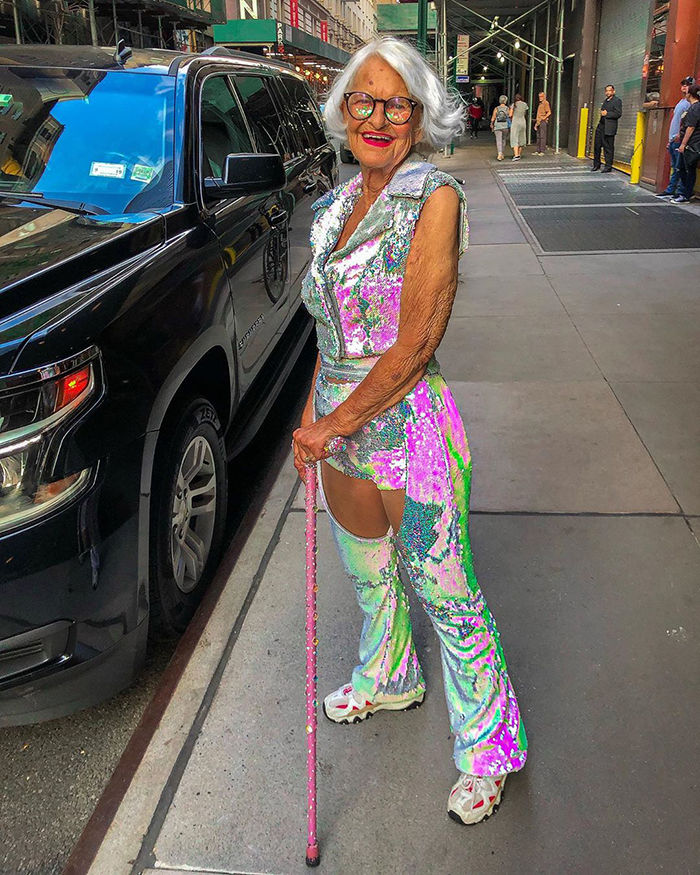 Baddie Winkle: Cụ bà 92 với phong cách chất chơi, trai đẹp vây quanh