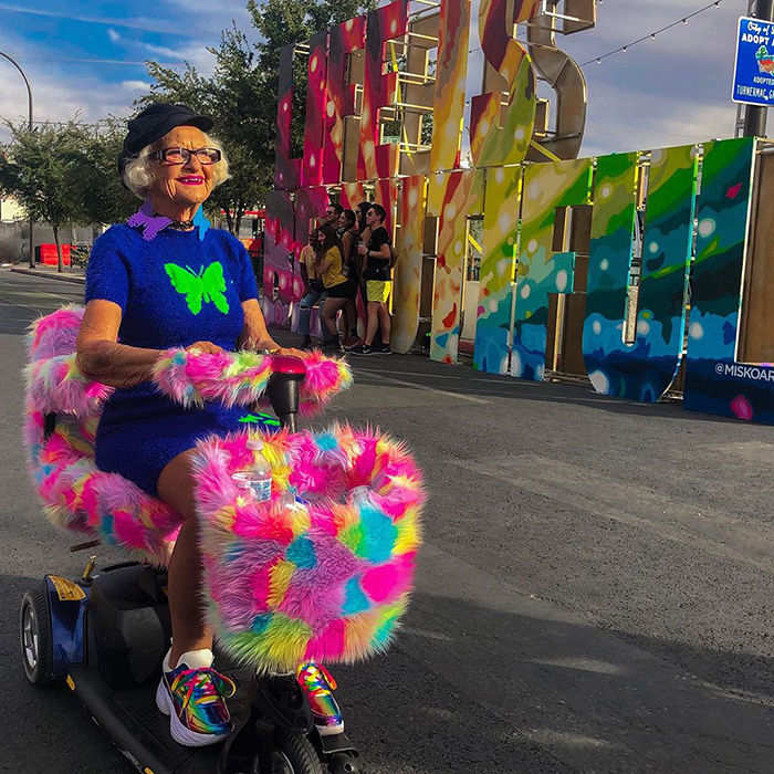 Baddie Winkle: Cụ bà 92 với phong cách chất chơi, trai đẹp vây quanh