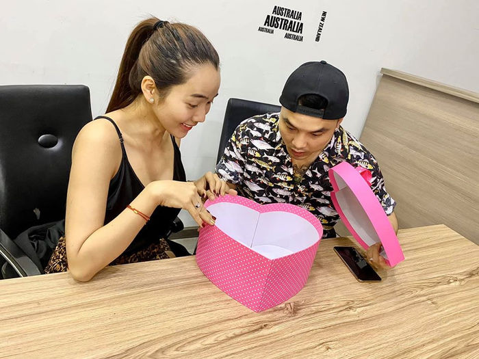 Bất ngờ trước quà Valentine sớm Ưng Hoàng Phúc tặng vợ siêu mẫu