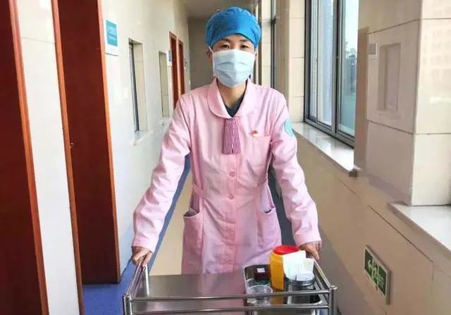 Cậu bé 3 tuổi cúi người cảm ơn bác sĩ khi xuất viện gây cảm động