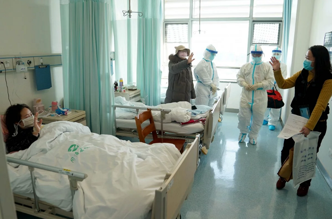 Cậu bé 3 tuổi cúi người cảm ơn bác sĩ khi xuất viện gây cảm động