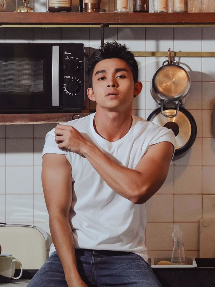 Body Jun Phạm cứ ngày một cuồn cuộn khiến chị em xịt máu mũi