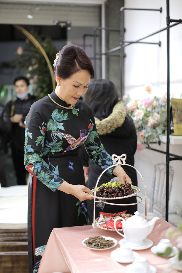 Mẹ vợ Duy Mạnh trong ngày cưới: Giản dị nhưng đẹp quý phái
