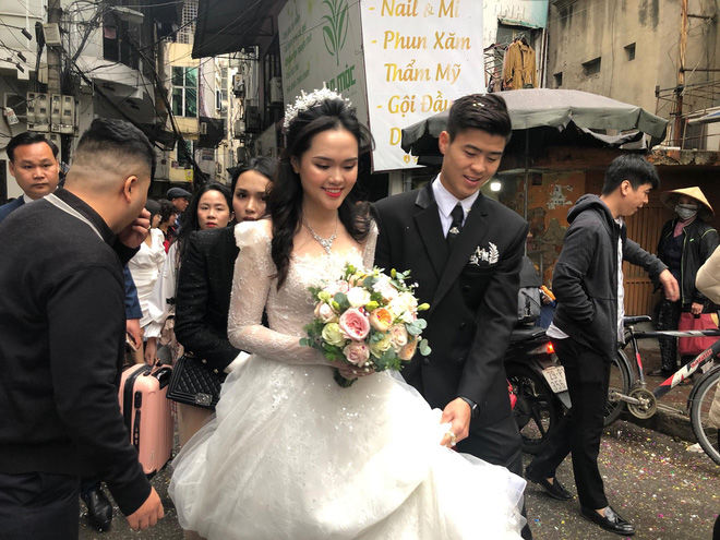 Mẹ vợ Duy Mạnh trong ngày cưới: Giản dị nhưng đẹp quý phái