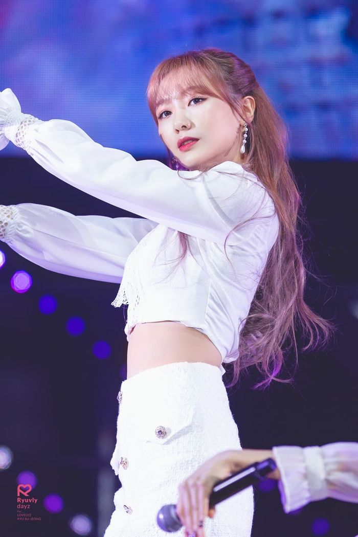 Chẳng kém “chị đại”, Su Jeong (Lovelyz) sở hữu body S-line “cực phẩm