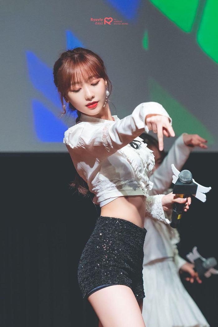 Chẳng kém “chị đại”, Su Jeong (Lovelyz) sở hữu body S-line “cực phẩm