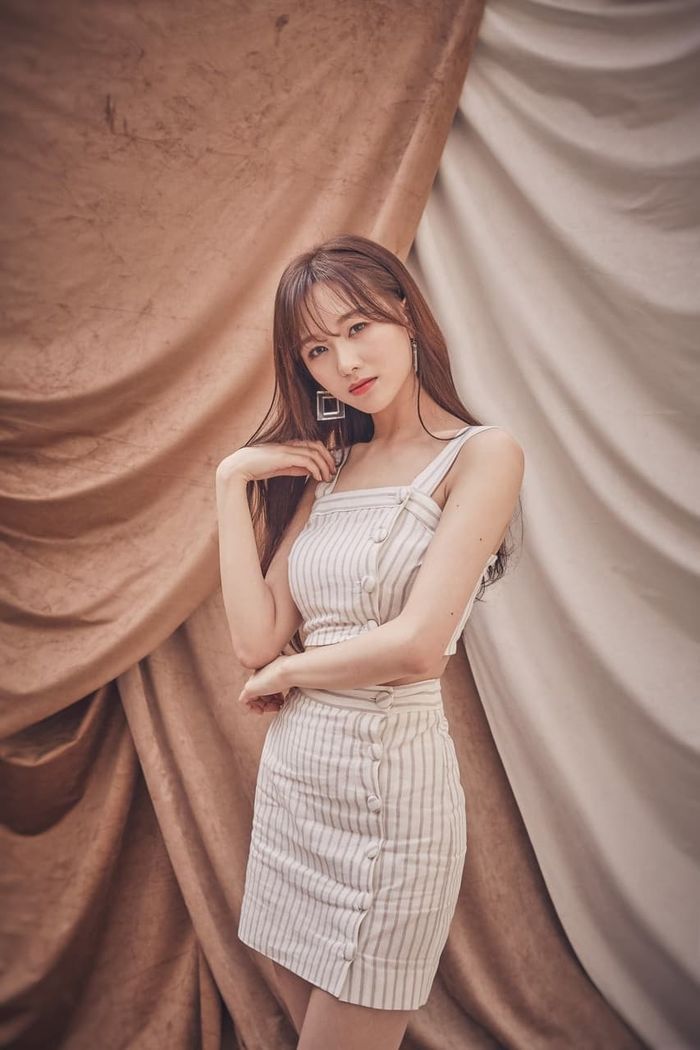 Chẳng kém “chị đại”, Su Jeong (Lovelyz) sở hữu body S-line “cực phẩm