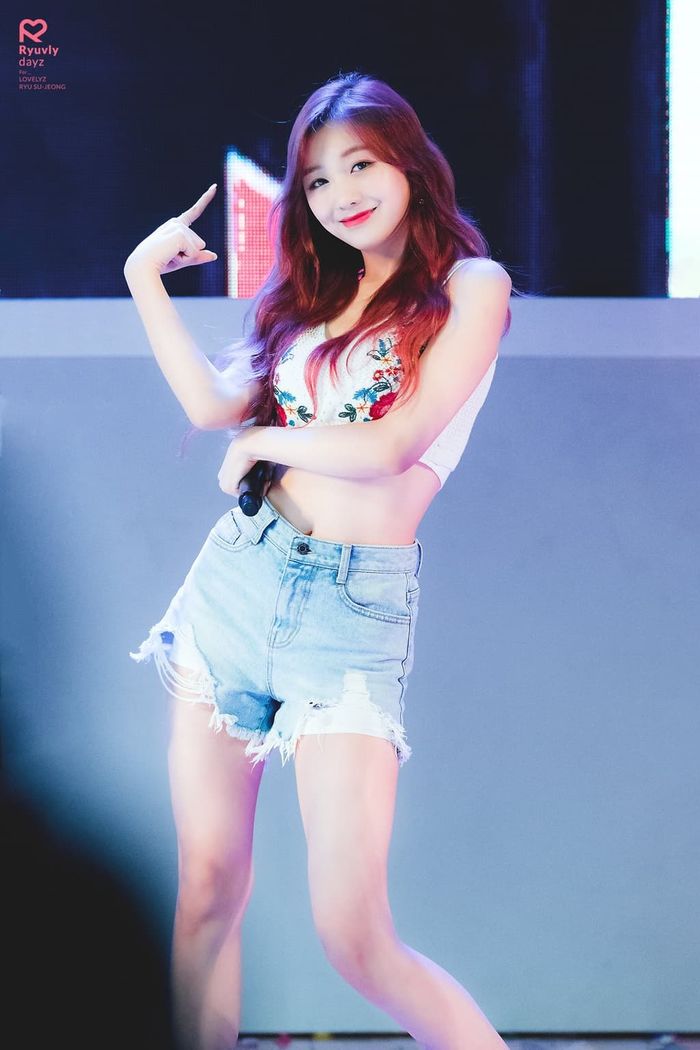 Chẳng kém “chị đại”, Su Jeong (Lovelyz) sở hữu body S-line “cực phẩm