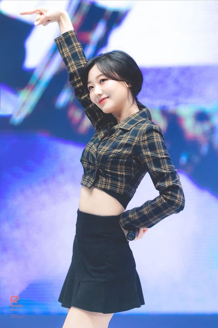 Chẳng kém “chị đại”, Su Jeong (Lovelyz) sở hữu body S-line “cực phẩm