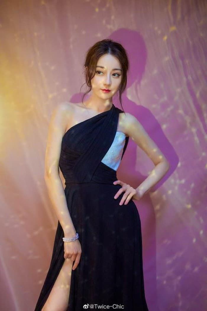 Chẳng lòe loẹt, Nhiệt Ba, Son Ye Jin... mặc đầm đen vẫn thần thái