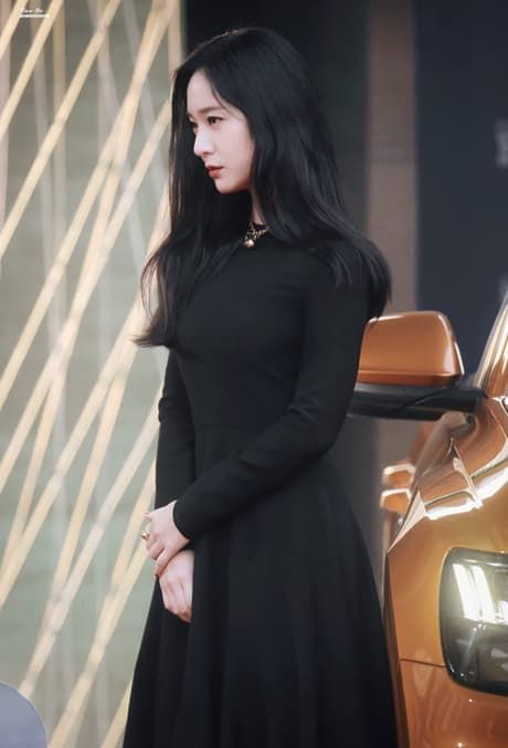 Chẳng lòe loẹt, Nhiệt Ba, Son Ye Jin... mặc đầm đen vẫn thần thái
