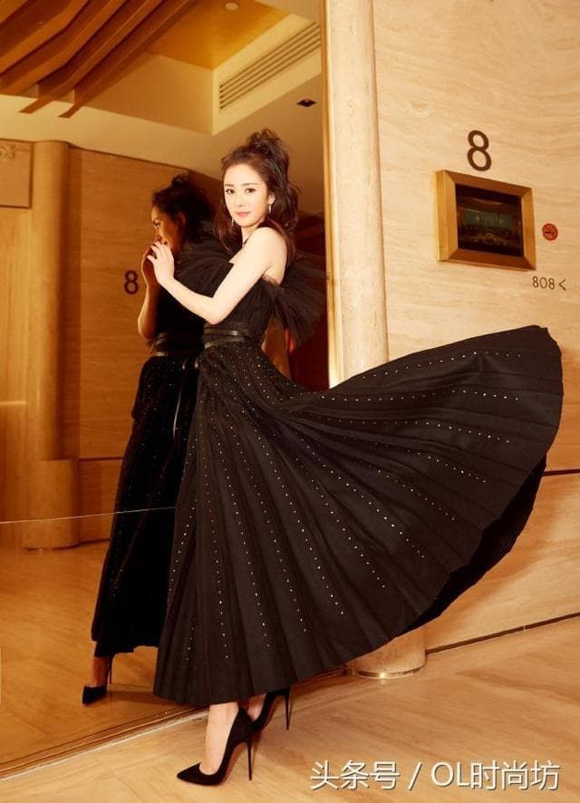 Chẳng lòe loẹt, Nhiệt Ba, Son Ye Jin... mặc đầm đen vẫn thần thái