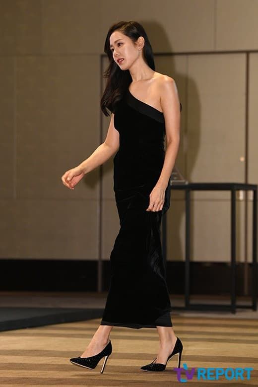 Chẳng lòe loẹt, Nhiệt Ba, Son Ye Jin... mặc đầm đen vẫn thần thái
