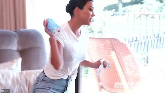 Chị em Kim Kardashian tung chưởng ngay trên sóng truyền hình