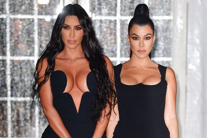 Chị em Kim Kardashian tung chưởng ngay trên sóng truyền hình