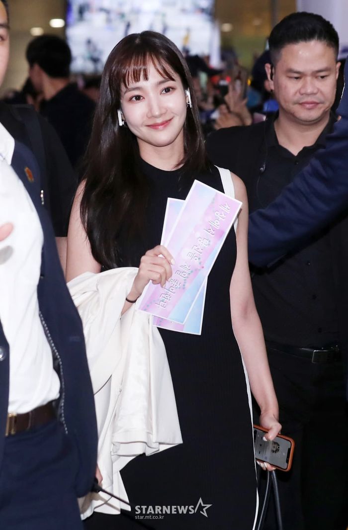 Chiêu lên đồ sân bay chất như Park Min Young: Ưu ái màu trung tính