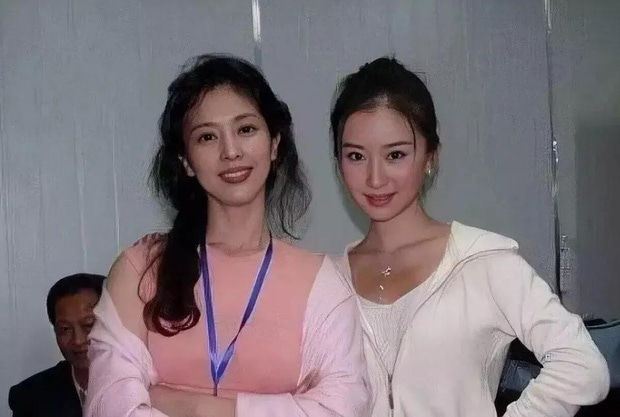 Chùm ảnh ngày xưa của mẹ Lưu Diệc Phi khiến dân mạng phát sốt