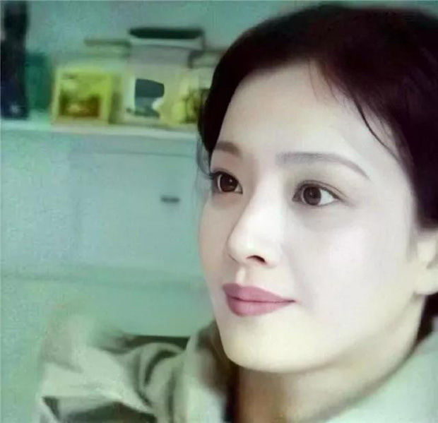 Chùm ảnh ngày xưa của mẹ Lưu Diệc Phi khiến dân mạng phát sốt
