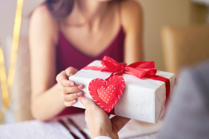 Cô gái bất ngờ khi nhận hộp quà Valentine, toàn là đồ lót gợi cảm