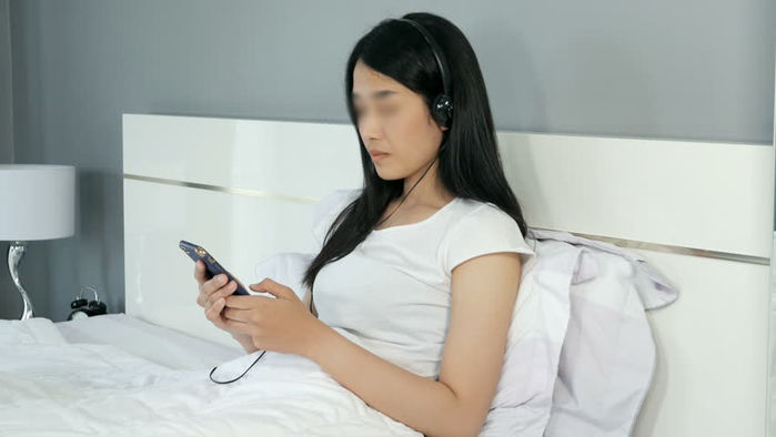 Cô gái trẻ bị điếc chỉ vì thói quen đeo tai nghe trong thời gian dài