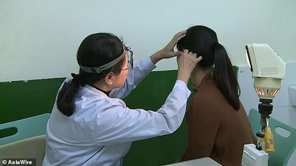 Cô gái trẻ bị điếc chỉ vì thói quen đeo tai nghe trong thời gian dài
