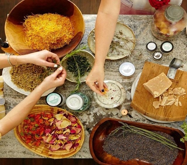 Có ngay mỹ phẩm handmade xịn sò bằng cách đông đá sữa tươi, cà chua