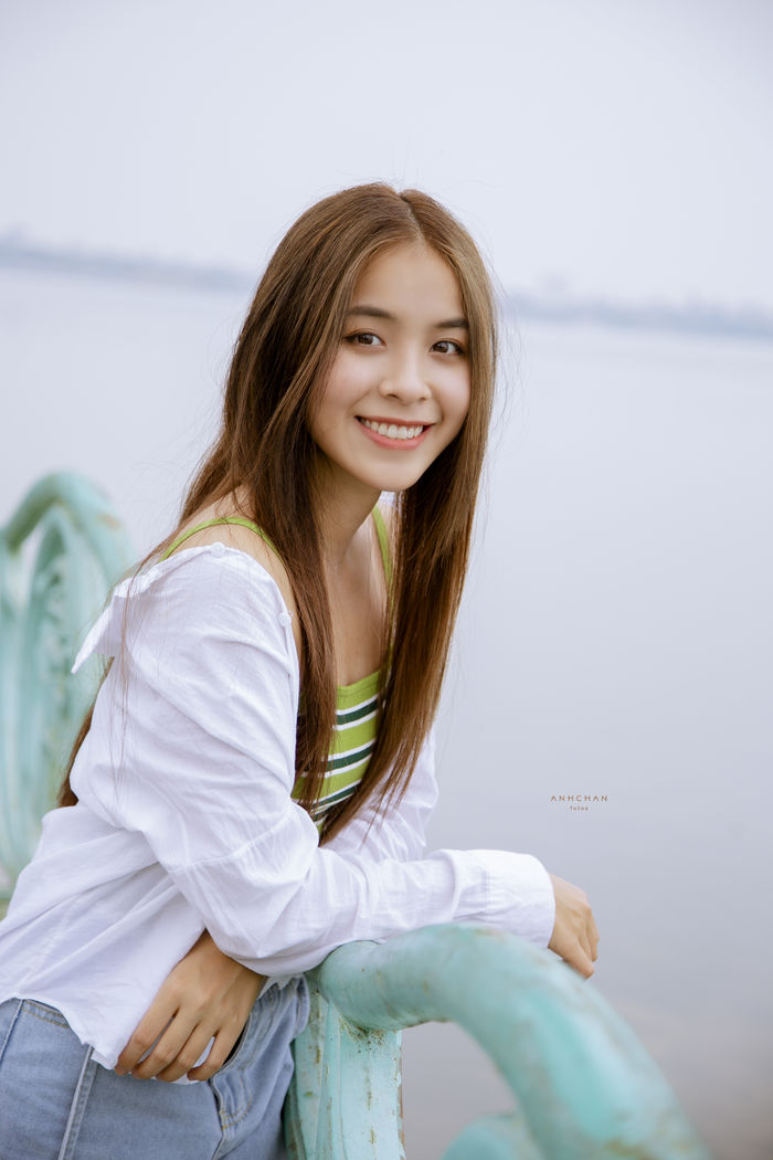 Con dâu cần mẫn ngồi cắt móng chân cho mẹ chồng trong viện