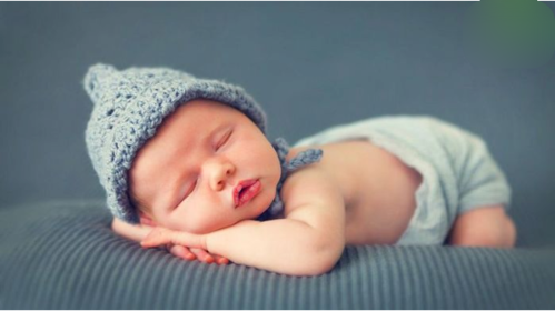 Con hết khóc đêm ngủ ngày nhờ mẹ tập thói quen phân biệt ngày và đêm