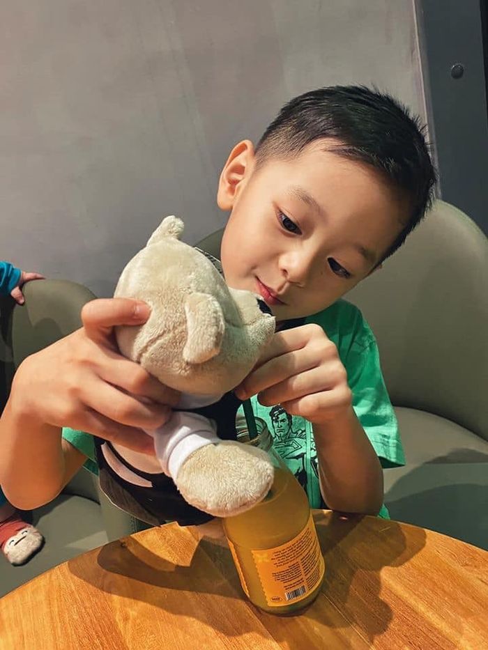 Con nhà sao Vbiz sở hữu vẻ đẹp được dự đoán là soái ca tương lai