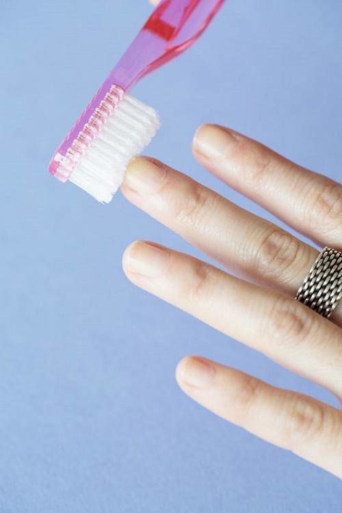 Công dụng thần kì của bàn chải đánh răng: trị mụn đầu đen, nhuộm tóc