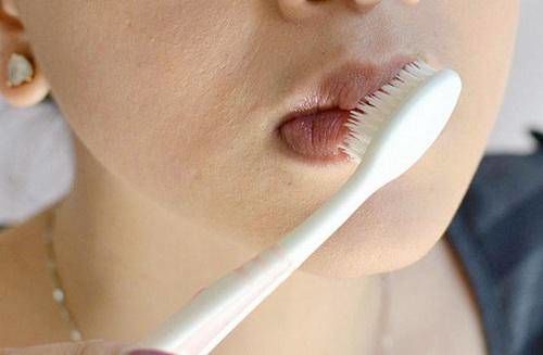 Công dụng thần kì của bàn chải đánh răng: trị mụn đầu đen, nhuộm tóc