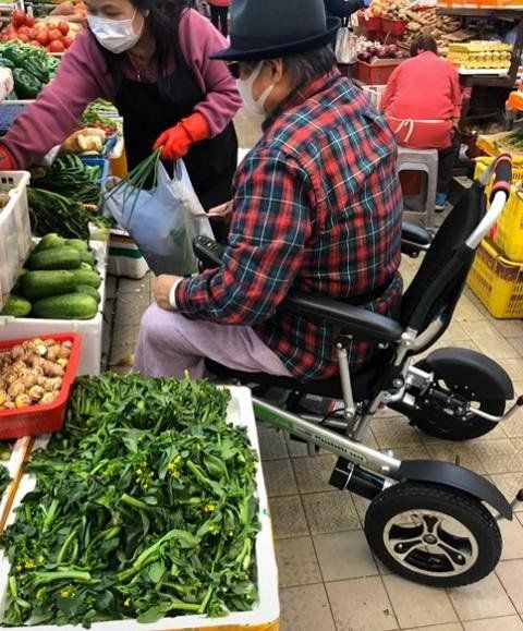 Dân mạng bất ngờ khi Hồng Kim Bảo ngồi xe lăn mua rau cho vợ