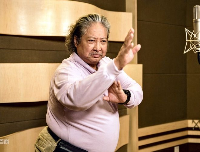 Dân mạng bất ngờ khi Hồng Kim Bảo ngồi xe lăn mua rau cho vợ