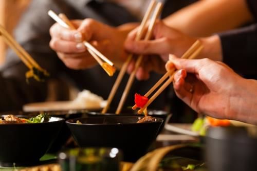 Đám cưới “toang” khi chàng trai hất miếng chân gà do bố người yêu gắp