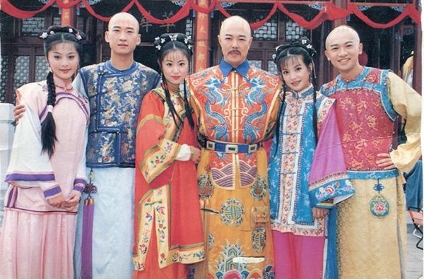 Dàn diễn viên Hoàn Châu Cách Cách bị chỉ trích khi liên tục hội ngộ