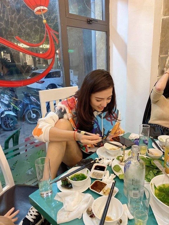 Dáng ngồi sao Việt: Người được khen giản dị, kẻ nhận cơn mưa gạch đá