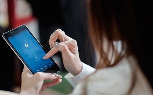 Kiểu người đáng ghét trên FB: Suốt ngày “đào mộ” ảnh cũ rồi thả haha