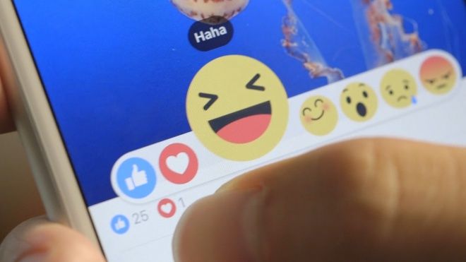 Kiểu người đáng ghét trên FB: Suốt ngày “đào mộ” ảnh cũ rồi thả haha