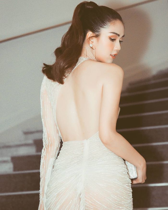 Chắp hai tay sau lưng, động tác giúp tạo rãnh lưng sexy như Lan Ngọc