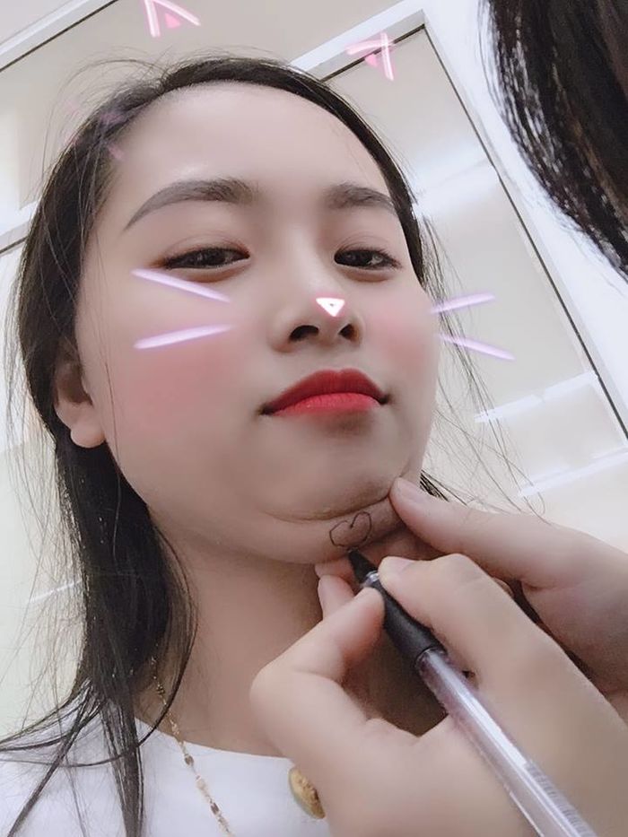 Đè người yêu ra hôn 2-3 hiệp/ngày sẽ lấy lại V-line cho chiếc cằm nọng