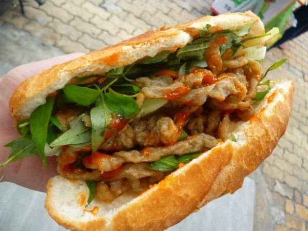 Bánh mì đường phố: Đà Lạt ăn với xíu mại, Sài Gòn kẹp thịt nướng