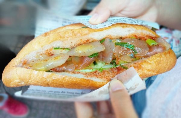 Bánh mì đường phố: Đà Lạt ăn với xíu mại, Sài Gòn kẹp thịt nướng
