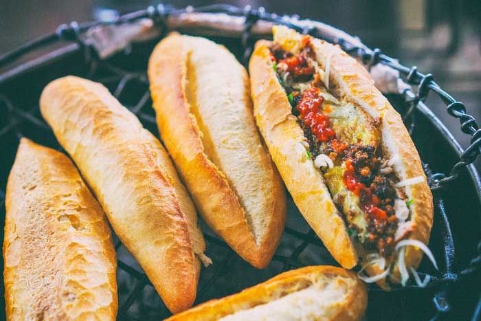 Bánh mì đường phố: Đà Lạt ăn với xíu mại, Sài Gòn kẹp thịt nướng