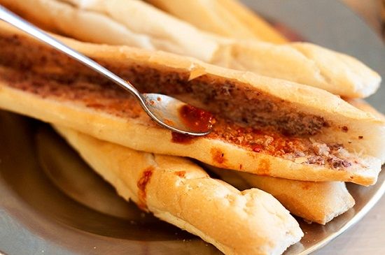 Bánh mì đường phố: Đà Lạt ăn với xíu mại, Sài Gòn kẹp thịt nướng